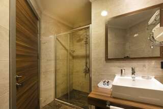 Отель Sky Tower Hotel Батуми Двухместный номер с 1 кроватью с видом на море-1