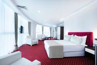 Отель Sky Tower Hotel Батуми Номер Делюкс с кроватью размера «king-size»-1